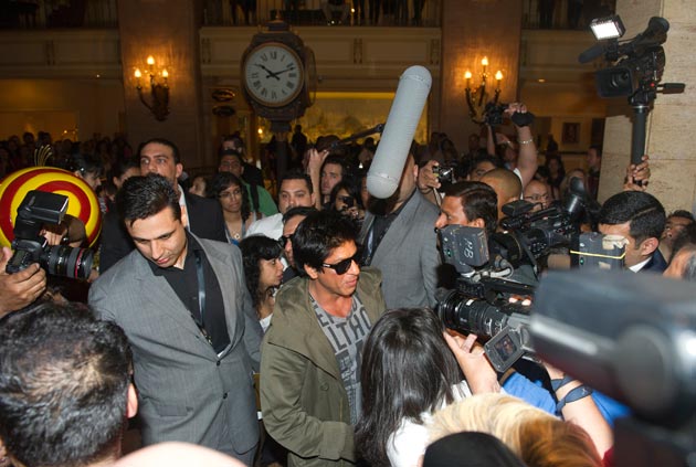 “Oh my god…I just saw SRK!”, Screamed a Fan