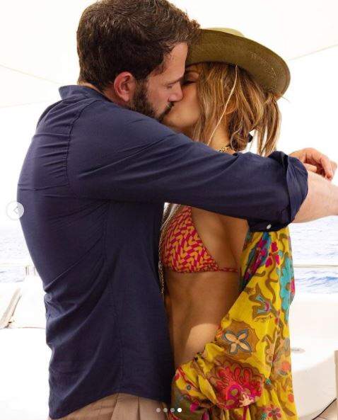 Jennifer Lopez latest hot pictures with Ben Affleck confirm their romance: Have A Look